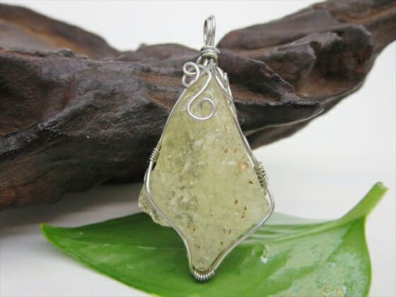 【ペンダントトップ 】リビアングラス9g【一点物】【鑑別済み】