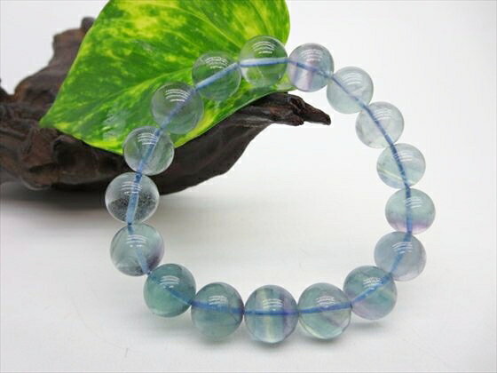 【ブレスレット】 フローライト ☆商品情報☆ 石サイズ：Φ12.4±0.2mm 粒数：17粒 重さ：約51g 手首周り：約17.5cm 原産地：カナダ ※画像よりもみどり寄りの色です。 ※割れやすい石のため、キズや凹みがある場合があります。 ※こちらは一点物ですので、画像の商品のお届けとなります。 ※照明等の関係で実際の色と多少イメージが異なる場合がありますのでご了承ください。【こんな時におすすめです】 ・明晰力、記憶力の向上 ・頭の疲れを和らげる ・受験のお守り ・抑圧された感情を解き放つ ・問題解決 ＜ 浄化方法 ＞ 水晶クラスター、お香、月光浴 ※割れやすい石の為、お取り扱いにはご注意ください。また、流水や長時間の日光も避けたほうが無難です。 ■こんな物を探している方にもご利用頂いております■ おしゃれで、かわいい ファッション アクセサリー（手作り ブレスレット[数珠・腕輪]｜ペンダント｜ネックレス｜ペンダントトップ ペンダントヘッド｜ストラップ｜原石 鉱石 磨き原石｜リング｜指輪｜ルース｜タンブル｜置物｜粒｜石｜ビーズ｜デザイン ジュエリー｜天珠） ギフト・プレゼントにも おすすめのレディース(女性・女の子)、メンズ(男性・男の子) 可愛い 高級 厄年 厄除け 大きいサイズ アイテム多数、新作 New ポッキリ などなど。 激安/格安/限定 特価/安い/在庫処分/レア物/アウトレット/訳ありなど、通販価格で販売。送料無料 ネコポス レギュラー、シルバー、ゴールド、ダイヤモンド、プラチナ会員様それぞれに満足の高品質アイテムあります。 ★記念日のプレゼント、贈り物に★ 誕生日 結婚記念日 出産 正月 ニューイヤー 成人の日 春節(旧正月) 夫婦の日 バレンタインデー 雛祭り（桃の節句） ホワイトデー 卒業式 新入学 入学式 新学期 進学 新社会人 よい夫婦の日 端午の節句 母の日 父の日 恋人の日 七夕 ハロウィン 敬老の日 クリスマス 水晶婚式 お中元 お歳暮 ★長寿のお祝い★ 61歳 還暦（かんれき）、華甲（かこう） 70歳 古希（こき） 77歳 喜寿（きじゅ） 80歳 傘寿（さんじゅ） 88歳 米寿（べいじゅ） 90歳 卒寿（そつじゅ） 99歳 白寿（はくじゅ） 100歳 百寿（ひゃくじゅ・ももじゅ）、紀寿（きじゅ） 天然石のお店 sun flower [サンフラワー]