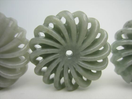 【飾り物:手彫り花形】翡翠(ジェダイト)22-25g【鑑定済み】