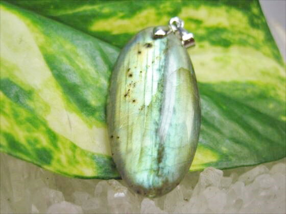 【ペンダントトップ】ラブラドライト ☆商品情報☆ 縦：約32mm 幅：約16mm 厚さ：約5mm 重さ：約5g 原産地：マダガスカル留め具部分：銅にメッキ加工 ※表面やフレーム、留め具部分にキズや凹み等があります。 ※照明等の関係で実際の色...