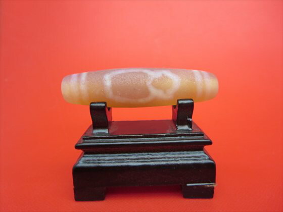 【チベット紅玉髄天珠】財神天珠(ツヤなし)カーネリアン約59×15mm【木製台座付き】【一点物】