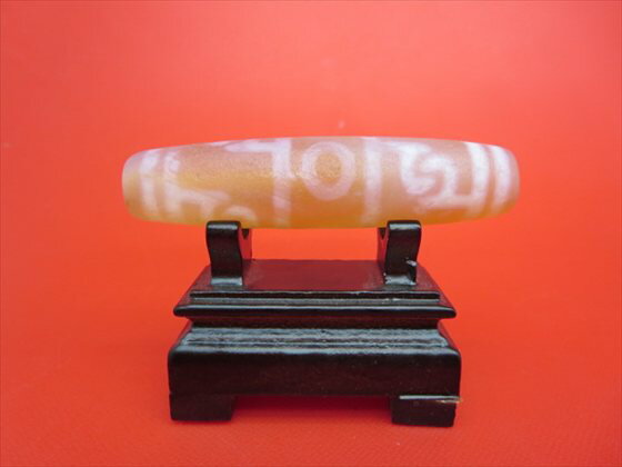 【チベット紅玉髄天珠】蓮師法器天珠(ツヤなし)カーネリアン約71×17mm【木製台座付き】【一点物】