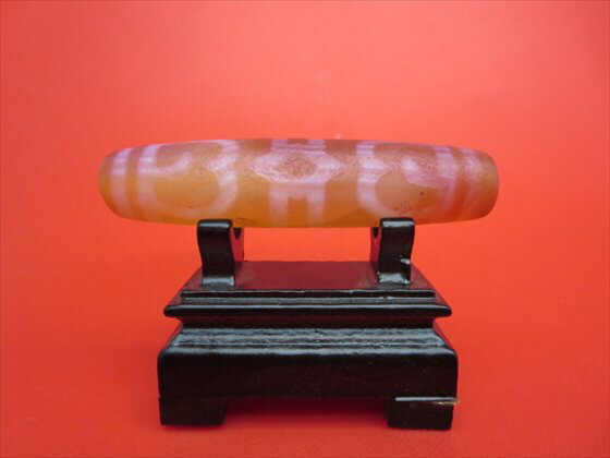 【チベット紅玉髄天珠】蓮師法帽天珠(ツヤなし)カーネリアン約71×17mm【木製台座付き】【一点物】