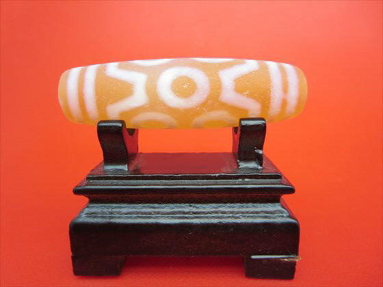 【チベット紅玉髄天珠】七眼天珠(ツヤなし)カーネリアン約57×17mm【木製台座付き】【一点物】