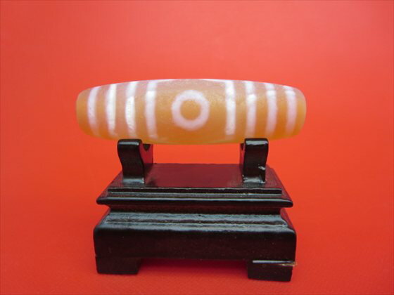 【チベット紅玉髄天珠】三眼天珠(ツヤなし)カーネリアン約58×17mm【木製台座付き】【一点物】