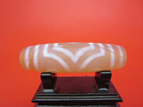 【チベット紅玉髄天珠】三眼天珠（ツヤなし）カーネリアン約58×17mm【木製台座付き】【一点物】