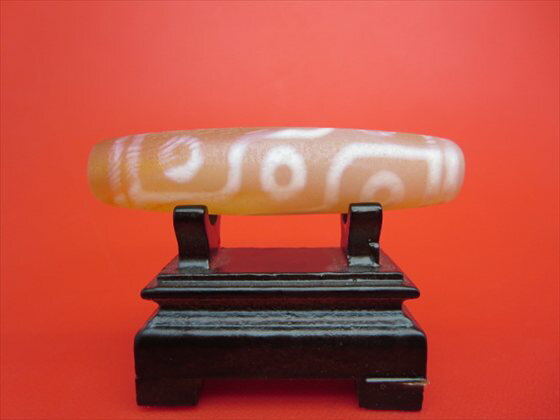 【チベット紅玉髄天珠】九眼天珠(ツヤなし)カーネリアン約70×17mm【木製台座付き】【一点物】