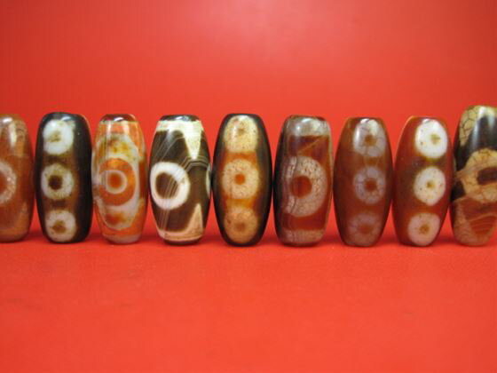 【チベット龍紋天珠】 商品情報 長さ：32±1mm 直径：Φ15±1mm 穴サイズ：Φ2.3±0.2mm 中国・チベット天珠 ※デザインの違う物が含まれます。サイズや模様のご指定はできませんので予めご了承下さい。 ※石の透け感、焼き付けの甘...