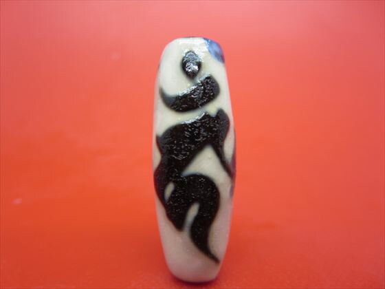 【チベット天珠】如意不動明王天珠(カーン)約38×14mm【鉱物入り】【龍鱗加工】【一点物】