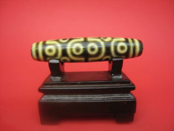 【チベット天珠】十八眼天珠油潤加工【馬蹄痕・木製台座付き】【一点物】