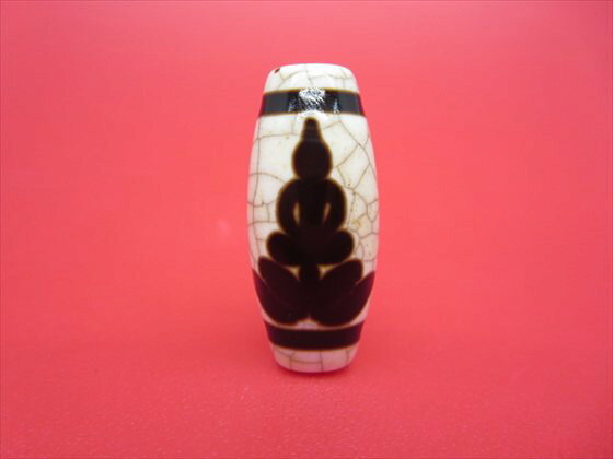【チベット象牙白玉髄天珠】 ☆商品情報☆ 長さ：約32mm 幅：約14mm 厚さ：約12mm 穴サイズ：約Φ2mm 中国・チベット天珠 ※こちらは一点物ですので、画像の商品のお届けとなります。 ※照明等の関係で実際の色とは多少イメージが異なる場合がありますのでご了承ください。【象牙白玉髄天珠とは】 老鉱白玉髄を使用した龍紋天珠。見た目が象牙のようなことからこのように呼ばれています。 【水蓮花天珠の意味】 「病魔退散・美容健康・ストレス解消」 水蓮の花のように美しくなる。病魔を寄せつけず健康になり、日常生活で生じる様々なストレスも解消される。 【観音天珠の意味】 「三十三利益・安心立命・開運守護」 観音菩薩の御利益が得られる。災難や苦難を排除し、心身も平和に導くといわれています。 ■こんな物を探している方にもご利用頂いております■ おしゃれで、かわいい ファッション アクセサリー（手作り ブレスレット[数珠・腕輪]｜ペンダント｜ネックレス｜ペンダントトップ ペンダントヘッド｜ストラップ｜原石 鉱石 磨き原石｜リング｜指輪｜ルース｜タンブル｜置物｜粒｜石｜ビーズ｜デザイン ジュエリー｜天珠） ギフト・プレゼントにも おすすめのレディース(女性・女の子)、メンズ(男性・男の子) 可愛い 高級 厄年 厄除け 大きいサイズ アイテム多数、新作 New ポッキリ などなど。 激安/格安/限定 特価/安い/在庫処分/レア物/アウトレット/訳ありなど、通販価格で販売。送料無料 ネコポス レギュラー、シルバー、ゴールド、ダイヤモンド、プラチナ会員様それぞれに満足の高品質アイテムあります。 ★記念日のプレゼント、贈り物に★ 誕生日 結婚記念日 出産 正月 ニューイヤー 成人の日 春節(旧正月) 夫婦の日 バレンタインデー 雛祭り（桃の節句） ホワイトデー 卒業式 新入学 入学式 新学期 進学 新社会人 よい夫婦の日 端午の節句 母の日 父の日 恋人の日 七夕 ハロウィン 敬老の日 クリスマス 水晶婚式 お中元 お歳暮 ★長寿のお祝い★ 61歳 還暦（かんれき）、華甲（かこう） 70歳 古希（こき） 77歳 喜寿（きじゅ） 80歳 傘寿（さんじゅ） 88歳 米寿（べいじゅ） 90歳 卒寿（そつじゅ） 99歳 白寿（はくじゅ） 100歳 百寿（ひゃくじゅ・ももじゅ）、紀寿（きじゅ） 天然石のお店 sun flower [サンフラワー]