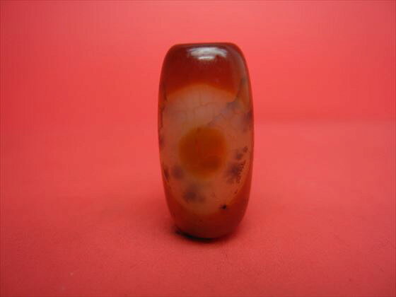 【チベット天珠】 天地天珠 ☆商品情報☆ 長さ：約19mm 直径：約Φ10mm 穴サイズ：Φ2mm 中国・チベット天珠 ※照明等の関係で実際の色とは多少イメージが異なる場合もありますのでご了承ください。 ※こちらは一点物ですので、画像の商品のお届けとなります。【天地天珠の意味】 「男女和合・陰陽和合・百福千祥・人間関係円満」 人間関係、特に男女の関係を円滑にする。また、悪い運を良い運に変え平和円満、災難を消すといわれています。 ■こんな物を探している方にもご利用頂いております■ おしゃれで、かわいい ファッション アクセサリー（手作り ブレスレット[数珠・腕輪]｜ペンダント｜ネックレス｜ペンダントトップ ペンダントヘッド｜ストラップ｜原石 鉱石 磨き原石｜リング｜指輪｜ルース｜タンブル｜置物｜粒｜石｜ビーズ｜デザイン ジュエリー｜天珠） ギフト・プレゼントにも おすすめのレディース(女性・女の子)、メンズ(男性・男の子) 可愛い 高級 厄年 厄除け 大きいサイズ アイテム多数、新作 New ポッキリ などなど。 激安/格安/限定 特価/安い/在庫処分/レア物/アウトレット/訳ありなど、通販価格で販売。送料無料 ネコポス レギュラー、シルバー、ゴールド、ダイヤモンド、プラチナ会員様それぞれに満足の高品質アイテムあります。 ★記念日のプレゼント、贈り物に★ 誕生日 結婚記念日 出産 正月 ニューイヤー 成人の日 春節(旧正月) 夫婦の日 バレンタインデー 雛祭り（桃の節句） ホワイトデー 卒業式 新入学 入学式 新学期 進学 新社会人 よい夫婦の日 端午の節句 母の日 父の日 恋人の日 七夕 ハロウィン 敬老の日 クリスマス 水晶婚式 お中元 お歳暮 ★長寿のお祝い★ 61歳 還暦（かんれき）、華甲（かこう） 70歳 古希（こき） 77歳 喜寿（きじゅ） 80歳 傘寿（さんじゅ） 88歳 米寿（べいじゅ） 90歳 卒寿（そつじゅ） 99歳 白寿（はくじゅ） 100歳 百寿（ひゃくじゅ・ももじゅ）、紀寿（きじゅ） 天然石のお店 sun flower [サンフラワー]