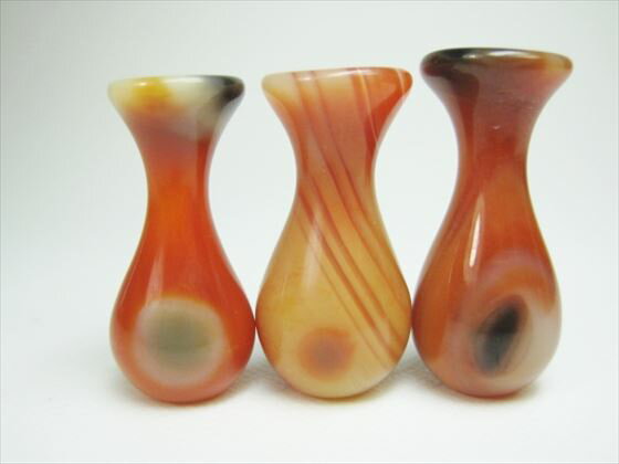 【チベット天珠】 天然サードオニキス 寶瓶天珠 ☆商品情報☆ 縦：約30mm 直径：約Φ14mm 穴サイズ：約Φ2.2mm ※形状やサイズのばらつき、表面や穴周りにキズや凹み等がある場合があります。穴が真っすぐでなかったり、変形している場合がありますのでご了承ください。 ※照明等の関係で実際の色とは多少イメージが異なる場合もありますのでご了承ください。 【寶瓶天珠の意味】 「金運招来・円満功徳・富貴蓄財」 財宝や幸運の貯まる器。幸運・財運を招き、円満功徳を授かるといわれています。　