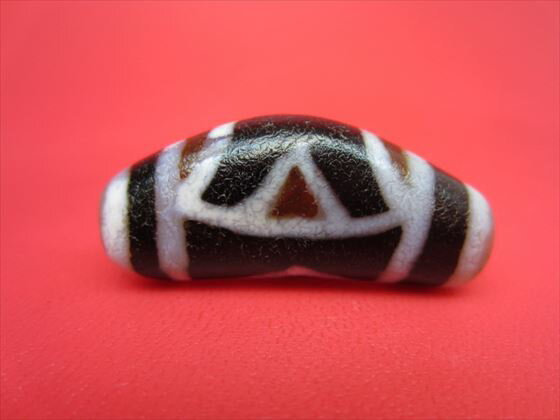 【チベット風化三色天珠】異形天珠【牛角】【馬蹄痕】【一点物】