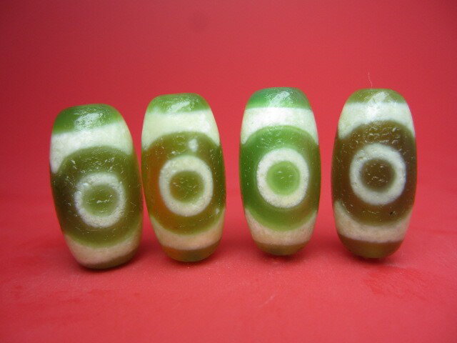 【チベット天珠】虎牙三眼天珠・グリーン20×10±1mm【馬蹄痕】