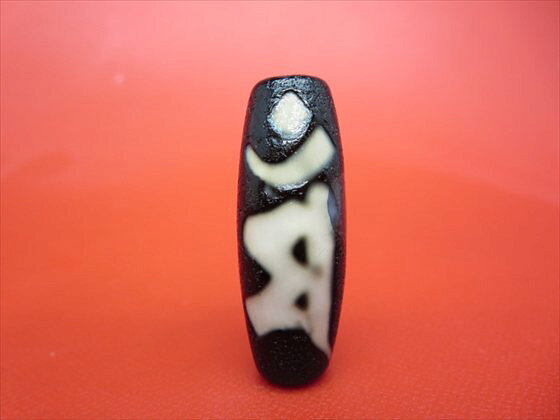 【チベット天珠】 如意梵字天珠 ☆商品情報☆ 長さ：約38mm 直径：約Φ14mm 穴サイズ：約Φ2mm 中国・チベット天珠 ※特殊加工の為、焼き付けの際にできたキズのようなものがありますが、不良ではありませんのでご了承ください。 ※照明等の関係で実際の色とは多少イメージが異なる場合がありますのでご了承ください。 ※こちらは一点物ですので、画像の商品のお届けとなります。◆黒い部分は龍鱗天珠のように凸凹しています。 【如意天珠の意味】 「万事好転・願望達成・男女和合・福財招来」 意の如く万事がうまく運ぶ。あらゆる希望や願望が順調に思い通りになると言われ、金運・財運に良いといわれています。 【卯年：文殊菩薩(マン)】 知恵の仏として学業の功徳が顕著。困難を解決するあらゆる知恵を授かり、苦労や災難を五智の剣で断ち、幸せを招くといわれています。 ■こんな物を探している方にもご利用頂いております■ おしゃれで、かわいい ファッション アクセサリー（手作り ブレスレット[数珠・腕輪]｜ペンダント｜ネックレス｜ペンダントトップ ペンダントヘッド｜ストラップ｜原石 鉱石 磨き原石｜リング｜指輪｜ルース｜タンブル｜置物｜粒｜石｜ビーズ｜デザイン ジュエリー｜天珠） ギフト・プレゼントにも おすすめのレディース(女性・女の子)、メンズ(男性・男の子) 可愛い 高級 厄年 厄除け 大きいサイズ アイテム多数、新作 New ポッキリ などなど。 激安/格安/限定 特価/安い/在庫処分/レア物/アウトレット/訳ありなど、通販価格で販売。送料無料 ネコポス レギュラー、シルバー、ゴールド、ダイヤモンド、プラチナ会員様それぞれに満足の高品質アイテムあります。 ★記念日のプレゼント、贈り物に★ 誕生日 結婚記念日 出産 正月 ニューイヤー 成人の日 春節(旧正月) 夫婦の日 バレンタインデー 雛祭り（桃の節句） ホワイトデー 卒業式 新入学 入学式 新学期 進学 新社会人 よい夫婦の日 端午の節句 母の日 父の日 恋人の日 七夕 ハロウィン 敬老の日 クリスマス 水晶婚式 お中元 お歳暮 ★長寿のお祝い★ 61歳 還暦（かんれき）、華甲（かこう） 70歳 古希（こき） 77歳 喜寿（きじゅ） 80歳 傘寿（さんじゅ） 88歳 米寿（べいじゅ） 90歳 卒寿（そつじゅ） 99歳 白寿（はくじゅ） 100歳 百寿（ひゃくじゅ・ももじゅ）、紀寿（きじゅ） 天然石のお店 sun flower [サンフラワー]