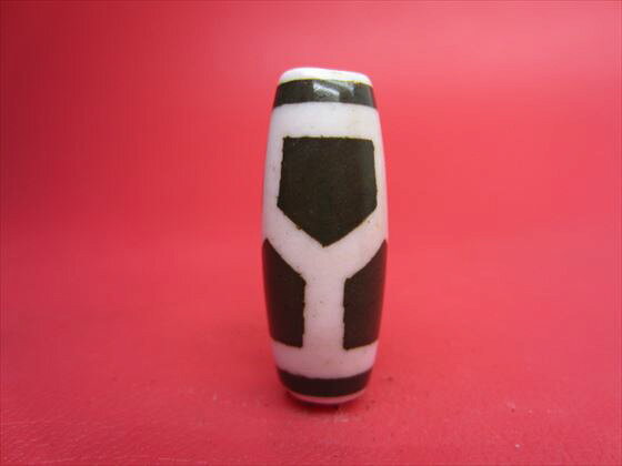 【チベット天珠】 亀甲長寿天珠 ☆商品情報☆ 長さ：約28mm 直径：約Φ11mm 穴サイズ：約Φ2mm 中国・チベット天珠 ※照明等の関係で実際の色とは多少イメージが異なる場合がありますのでご了承ください。 ※こちらは一点物ですので、画像の商品のお届けとなります。【亀甲長寿天珠の意味】 「長命百歳・無病息災・事故防止・吉事招来」 長命・延命。不動心を養い、延命・長寿のご利益があり、病気や事故からも救われる。また吉運や福運を授けるといわれています。 ■こんな物を探している方にもご利用頂いております■ おしゃれで、かわいい ファッション アクセサリー（手作り ブレスレット[数珠・腕輪]｜ペンダント｜ネックレス｜ペンダントトップ ペンダントヘッド｜ストラップ｜原石 鉱石 磨き原石｜リング｜指輪｜ルース｜タンブル｜置物｜粒｜石｜ビーズ｜デザイン ジュエリー｜天珠） ギフト・プレゼントにも おすすめのレディース(女性・女の子)、メンズ(男性・男の子) 可愛い 高級 厄年 厄除け 大きいサイズ アイテム多数、新作 New ポッキリ などなど。 激安/格安/限定 特価/安い/在庫処分/レア物/アウトレット/訳ありなど、通販価格で販売。送料無料 ネコポス レギュラー、シルバー、ゴールド、ダイヤモンド、プラチナ会員様それぞれに満足の高品質アイテムあります。 ★記念日のプレゼント、贈り物に★ 誕生日 結婚記念日 出産 正月 ニューイヤー 成人の日 春節(旧正月) 夫婦の日 バレンタインデー 雛祭り（桃の節句） ホワイトデー 卒業式 新入学 入学式 新学期 進学 新社会人 よい夫婦の日 端午の節句 母の日 父の日 恋人の日 七夕 ハロウィン 敬老の日 クリスマス 水晶婚式 お中元 お歳暮 ★長寿のお祝い★ 61歳 還暦（かんれき）、華甲（かこう） 70歳 古希（こき） 77歳 喜寿（きじゅ） 80歳 傘寿（さんじゅ） 88歳 米寿（べいじゅ） 90歳 卒寿（そつじゅ） 99歳 白寿（はくじゅ） 100歳 百寿（ひゃくじゅ・ももじゅ）、紀寿（きじゅ） 天然石のお店 sun flower [サンフラワー]