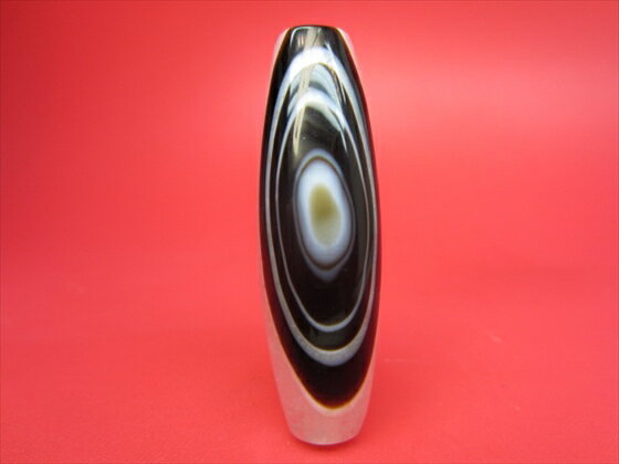 【チベット高級天珠】 羊眼板珠・天眼珠 商品情報 長さ：約60mm 直径：約Φ18mm 穴サイズ：約Φ2.6mm 中国・チベット天珠 ※表面や穴周りにキズや凹み等がある場合があります。穴が真っすぐでなかったり、変形している場合がありますのでご了承ください。 ※照明等の関係で実際の色と多少イメージの異なる場合もございます。予めご了承ください。【羊眼板珠・天眼珠の意味】 「魔除け・厄災除去・諸願成就・大吉大利」 諸々の悪障を除き、邪悪なるものを防いで平安をもたらす。願いを託せば諸願成就し、利益が高まる。 ■こんな物を探している方にもご利用頂いております■ おしゃれで、かわいい ファッション アクセサリー（手作り ブレスレット[数珠・腕輪]｜ペンダント｜ネックレス｜ペンダントトップ ペンダントヘッド｜ストラップ｜原石 鉱石 磨き原石｜リング｜指輪｜ルース｜タンブル｜置物｜粒｜石｜ビーズ｜デザイン ジュエリー｜天珠） ギフト・プレゼントにも おすすめのレディース(女性・女の子)、メンズ(男性・男の子) 可愛い 高級 厄年 厄除け 大きいサイズ アイテム多数、新作 New ポッキリ などなど。 激安/格安/限定 特価/安い/在庫処分/レア物/アウトレット/訳ありなど、通販価格で販売。送料無料 ネコポス レギュラー、シルバー、ゴールド、ダイヤモンド、プラチナ会員様それぞれに満足の高品質アイテムあります。 ★記念日のプレゼント、贈り物に★ 誕生日 結婚記念日 出産 正月 ニューイヤー 成人の日 春節(旧正月) 夫婦の日 バレンタインデー 雛祭り（桃の節句） ホワイトデー 卒業式 新入学 入学式 新学期 進学 新社会人 よい夫婦の日 端午の節句 母の日 父の日 恋人の日 七夕 ハロウィン 敬老の日 クリスマス 水晶婚式 お中元 お歳暮 ★長寿のお祝い★ 61歳 還暦（かんれき）、華甲（かこう） 70歳 古希（こき） 77歳 喜寿（きじゅ） 80歳 傘寿（さんじゅ） 88歳 米寿（べいじゅ） 90歳 卒寿（そつじゅ） 99歳 白寿（はくじゅ） 100歳 百寿（ひゃくじゅ・ももじゅ）、紀寿（きじゅ） 天然石のお店 sun flower [サンフラワー]