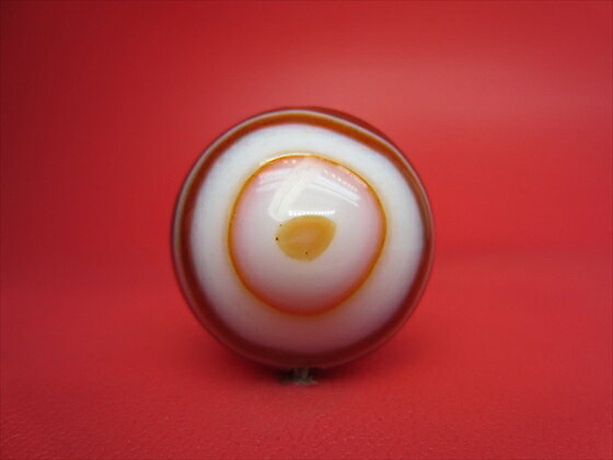 【チベット高級天珠】 羊眼板珠・天眼珠 商品情報 直径：約Φ25mm 厚さ：約13mm 穴サイズ：約Φ2±0.2mm 中国・チベット天珠 ※照明等の関係で実際の色と多少イメージが異なる場合がありますのでご了承ください。 ※こちらは一点物ですので、画像の商品のお届けとなります。 ※形状やサイズのばらつき、表面や穴周りにキズや凹み等があります。穴が真っすぐでなかったり、変形している場合がありますのでご了承ください。【羊眼板珠・天眼珠の意味】 「魔除け・厄災除去・諸願成就・大吉大利」 諸々の悪障を除き、邪悪なるものを防いで平安をもたらす。願いを託せば諸願成就し、利益が高まる。 ■こんな物を探している方にもご利用頂いております■ おしゃれで、かわいい ファッション アクセサリー（手作り ブレスレット[数珠・腕輪]｜ペンダント｜ネックレス｜ペンダントトップ ペンダントヘッド｜ストラップ｜原石 鉱石 磨き原石｜リング｜指輪｜ルース｜タンブル｜置物｜粒｜石｜ビーズ｜デザイン ジュエリー｜天珠） ギフト・プレゼントにも おすすめのレディース(女性・女の子)、メンズ(男性・男の子) 可愛い 高級 厄年 厄除け 大きいサイズ アイテム多数、新作 New ポッキリ などなど。 激安/格安/限定 特価/安い/在庫処分/レア物/アウトレット/訳ありなど、通販価格で販売。送料無料 ネコポス レギュラー、シルバー、ゴールド、ダイヤモンド、プラチナ会員様それぞれに満足の高品質アイテムあります。 ★記念日のプレゼント、贈り物に★ 誕生日 結婚記念日 出産 正月 ニューイヤー 成人の日 春節(旧正月) 夫婦の日 バレンタインデー 雛祭り（桃の節句） ホワイトデー 卒業式 新入学 入学式 新学期 進学 新社会人 よい夫婦の日 端午の節句 母の日 父の日 恋人の日 七夕 ハロウィン 敬老の日 クリスマス 水晶婚式 お中元 お歳暮 ★長寿のお祝い★ 61歳 還暦（かんれき）、華甲（かこう） 70歳 古希（こき） 77歳 喜寿（きじゅ） 80歳 傘寿（さんじゅ） 88歳 米寿（べいじゅ） 90歳 卒寿（そつじゅ） 99歳 白寿（はくじゅ） 100歳 百寿（ひゃくじゅ・ももじゅ）、紀寿（きじゅ） 天然石のお店 sun flower [サンフラワー]