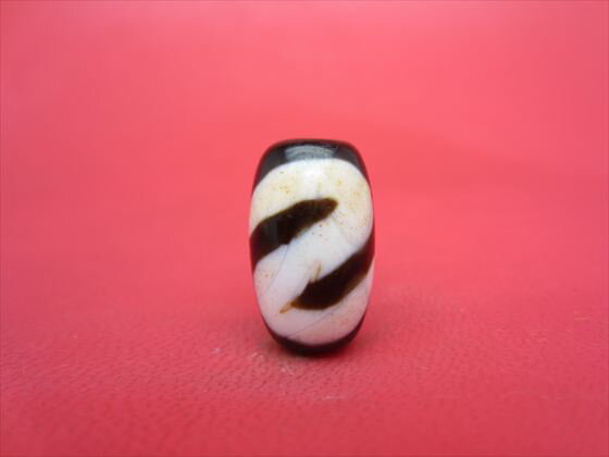 【金銭鈎紅朱砂天珠】約19×11.6mm【馬蹄痕】【一点物】