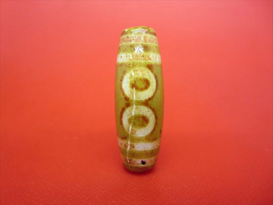 【チベット風化天珠】 ☆商品情報☆ 長さ：約37mm 直径：約Φ13mm 穴サイズ：約Φ2mm 中国・チベット天珠 ※照明等の関係で実際の色とは多少イメージが異なる場合がありますのでご了承ください。 ※こちらは一点物ですので、画像の商品のお届けとなります。【五眼天珠の意味】 「方位除け・財運招来・運勢強化・不運消滅」 五方位(東西南北と中央)の財神のご加護により財運の向上と方位難を避け、幸運を呼び込むといわれています。 ■こんな物を探している方にもご利用頂いております■ おしゃれで、かわいい ファッション アクセサリー（手作り ブレスレット[数珠・腕輪]｜ペンダント｜ネックレス｜ペンダントトップ ペンダントヘッド｜ストラップ｜原石 鉱石 磨き原石｜リング｜指輪｜ルース｜タンブル｜置物｜粒｜石｜ビーズ｜デザイン ジュエリー｜天珠） ギフト・プレゼントにも おすすめのレディース(女性・女の子)、メンズ(男性・男の子) 可愛い 高級 厄年 厄除け 大きいサイズ アイテム多数、新作 New ポッキリ などなど。 激安/格安/限定 特価/安い/在庫処分/レア物/アウトレット/訳ありなど、通販価格で販売。送料無料 ネコポス レギュラー、シルバー、ゴールド、ダイヤモンド、プラチナ会員様それぞれに満足の高品質アイテムあります。 ★記念日のプレゼント、贈り物に★ 誕生日 結婚記念日 出産 正月 ニューイヤー 成人の日 春節(旧正月) 夫婦の日 バレンタインデー 雛祭り（桃の節句） ホワイトデー 卒業式 新入学 入学式 新学期 進学 新社会人 よい夫婦の日 端午の節句 母の日 父の日 恋人の日 七夕 ハロウィン 敬老の日 クリスマス 水晶婚式 お中元 お歳暮 ★長寿のお祝い★ 61歳 還暦（かんれき）、華甲（かこう） 70歳 古希（こき） 77歳 喜寿（きじゅ） 80歳 傘寿（さんじゅ） 88歳 米寿（べいじゅ） 90歳 卒寿（そつじゅ） 99歳 白寿（はくじゅ） 100歳 百寿（ひゃくじゅ・ももじゅ）、紀寿（きじゅ） 天然石のお店 sun flower [サンフラワー]