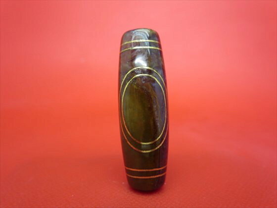 【チベット銀線天珠】 ☆商品情報☆ 長さ：約40mm 直径：約Φ13mm 穴サイズ：約Φ2mm 中国・チベット天珠 ※こちらは一点物ですので、画像の商品のお届けとなります。 ※照明等の関係で実際の色と多少イメージが異なる場合がありますのでご了承ください。【天地天珠の意味】 「男女和合・陰陽和合・百福千祥・人間関係円満」 人間関係、特に男女の関係を円滑にする。また、悪い運を良い運に変え平和円満、災難を消すといわれています。 ★古銅線入り天珠★ 特殊技法により古銅の線を埋め込んだ天珠。 銅のパワーストーンとしての意味は、エネルギーの伝導と調和。 天珠と銅の相乗効果により強い効果が得られるとされています。 【朱砂天珠とは】 天珠の表面に赤や黒の斑点の表れたものがあり、赤いものを紅朱砂といい、黒いものを黒朱砂といいます。 この斑点は全ての天珠に出てくるわけではなく、極限られた物にしか出てきません。 その為、朱砂の見える天珠は希少中の希少品であり、非常に貴重なものです。 朱砂の見える天珠は、普通の天珠と比べると更に強い神秘的な力を持ち、魔を除けるといわれています。 朱砂の見える天珠には特別な力があるといわれ、また、この朱砂は成長します。（斑点の数が増えます。） その成長は「気のパワー」の強い人が持てば増え方が早いといわれております。 それは、朱砂自体が現れたり消えたりするという不思議なものです。 まさに天珠が成長していることを表し、霊力などの力のある人が持つことでこの朱砂が現れ、そのパワーがより一層高まるというものです。 ■こんな物を探している方にもご利用頂いております■ おしゃれで、かわいい ファッション アクセサリー（手作り ブレスレット[数珠・腕輪]｜ペンダント｜ネックレス｜ペンダントトップ ペンダントヘッド｜ストラップ｜原石 鉱石 磨き原石｜リング｜指輪｜ルース｜タンブル｜置物｜粒｜石｜ビーズ｜デザイン ジュエリー｜天珠） ギフト・プレゼントにも おすすめのレディース(女性・女の子)、メンズ(男性・男の子) 可愛い 高級 厄年 厄除け 大きいサイズ アイテム多数、新作 New ポッキリ などなど。 激安/格安/限定 特価/安い/在庫処分/レア物/アウトレット/訳ありなど、通販価格で販売。送料無料 ネコポス レギュラー、シルバー、ゴールド、ダイヤモンド、プラチナ会員様それぞれに満足の高品質アイテムあります。 ★記念日のプレゼント、贈り物に★ 誕生日 結婚記念日 出産 正月 ニューイヤー 成人の日 春節(旧正月) 夫婦の日 バレンタインデー 雛祭り（桃の節句） ホワイトデー 卒業式 新入学 入学式 新学期 進学 新社会人 よい夫婦の日 端午の節句 母の日 父の日 恋人の日 七夕 ハロウィン 敬老の日 クリスマス 水晶婚式 お中元 お歳暮 ★長寿のお祝い★ 61歳 還暦（かんれき）、華甲（かこう） 70歳 古希（こき） 77歳 喜寿（きじゅ） 80歳 傘寿（さんじゅ） 88歳 米寿（べいじゅ） 90歳 卒寿（そつじゅ） 99歳 白寿（はくじゅ） 100歳 百寿（ひゃくじゅ・ももじゅ）、紀寿（きじゅ） 天然石のお店 sun flower [サンフラワー]