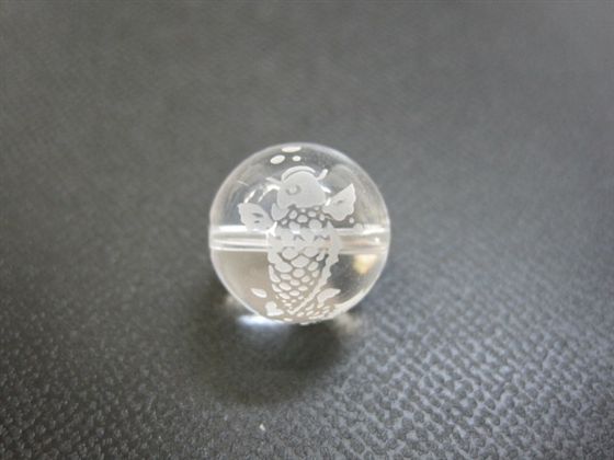 【粒売り：鯉】 水晶 ☆商品情報☆ 石サイズ：Φ13±0.2mm 穴サイズ：Φ1.2±0.2mm 現在の在庫につきまして、表面や穴周りのキズ・凹みが目立ちます。また、鯉の彫りが薄くはっきりとしていませんので、ご理解の上ご購入くださいますようお願いいたします。 ※照明等の関係で実際の色とは多少イメージが異なる場合もありますのでご了承ください。 ★鯉★ 「鯉の滝登り」といわれるように、強靭な生命力をもつ鯉は昔から「出生魚」として尊ばれています。 「鯉のぼり」の由来は中国の伝説「登龍門」からで、黄河の急流にある龍門を登っていく勇ましい鯉の姿を表現したものです。滝を登り登龍門に達した鯉は龍に化身するのです。 「来い」に通じることから、商売繁盛や良縁、財運をもたらします。　