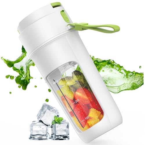 緑/-/JC07・パッケージ個数:1・??多機能、簡単で楽しめるミキサー個人用ミキサーをお探しですか。いつでもどこでも簡単にスムージー、シェイク、ジュースを作るミキサーはいかがでしょうか。氷や果物、野菜などをミキサーに入れたら、40秒でジュース、スムージー、シェイク、離乳食、コーヒーなどの飲み物を作れる。・??業界クラス性能・ 一気に砕けるハイパワー304ステンレス製の10枚回転ブレードと7.4 Vのダブルモーターを採用し、一分間約22 000回の高速回転で攪拌効率を大幅に向上させ、繊維のある野菜や果物はあっという間に滑らかなスムージーを作る。氷でも砕ける♪野菜、果物や氷などの硬い食材を40秒で液体の飲み物に変身、忙しい朝にもしっかり栄養補給ができる。・??ワンタッチ操作＆自動洗浄・ 使いやすい早押し2回で起動し、自動洗浄。大容量バッテリー、3時間でフル充電。フル充電状態、約20杯のジュースを作れる。独自の飲み口設計により、ジュースを注ぎ出す手間を省き、すぐ新鮮なジュースをお楽しみ。付属のシリコンストラップが付いており、、340mlのボトルとほ