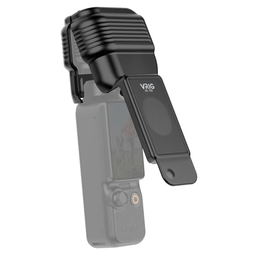 「対応機種・半透明デザイン」：Osmo Pocket 4専用設計で、本体にぴったりフィット。半透明PC素材を採用し、カバーを付け外しすることなく、バッテリー残量や充電状態をいつでもひと目で確認できます。・「片手でらくらく開閉」：両サイドボタンを軽く押すだけのフリップ式開閉構造。閉じると自動でロックされ、カバンの中での不意な開放を防ぎます。簡単に取り出し、シャッターチャンスを逃しません。・「頑丈な保護性能」：ハードシェルが落下や衝撃をしっかりガードし、内部のスポンジライニングがジンバルレンズと画面をキズや擦れから保護、日常使いや持ち運び時の不安を軽減します。・「超軽量、コンパクト携帯性」：重さわずか約28gの超軽量設計で、機器への負担を感じさせません。ポケットや収納バッグに簡単に入るコンパクトサイズで、旅行やアウトドア撮影などさまざまなシーンに手軽に持ち出せます。・「ストラップホール内蔵」：収納ケースとの互換性を確保。他のアクセサリーと組み合わせても快適に使用できます。ストラップホール付きで、ショルダーストラップ（別途購入）を使ったより安全な携行もです。