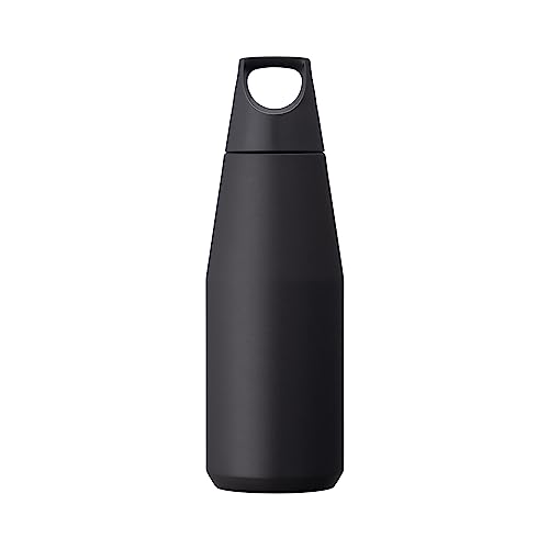 マグカップブラック/580 ml/20214・Color:ブラックSize:580 ml・パッケージ個数:1・保温保冷効果。真空二重構造で高い保温保冷効果を発揮します。炭酸飲料も入れることができます。 保温80℃以上・保冷6℃以下(6時間)・タフな素材。ボトル本体は錆びにくく耐久性に優れた18-8ステンレスを採用。表面は、傷がつきにくいようパウダーコーティングを施しています。・ハンドル付きの蓋。持ち運びに便利なハンドル付きの蓋は、簡単に開け閉めでき、飲み口をカバーできるので汚れやすい屋外でも安心してお使いいただけます。・ストレスフリーな飲み心地。ネジなどの突起がない口当たりの良い飲み口は、小さめの氷が入り、ウォーターサーバーなどから水が入れやすい設計です。 ※口径42mm、最小内径33mm・カラフェとしても使えるデザイン。直飲みだけでなく、数人でドリンクをシェアするカラフェとしても使いやすいサイズとフォルムです。品名: ステンレス製携帯用魔法瓶 / 実容量: 0.58L / 材質: 18-8 ステンレス鋼 (粉体塗装)、ポリプロピレン、シリコーンゴム / BPAフリー / 中国製 / 保温効力: 80℃以上 (6時間) / 保冷効力: 6℃以下 (6時間) ※保温効力とは室温20℃±2℃において製品に熱湯を入れ、湯温が95℃±1℃になった時に蓋をして6時間後に計測した湯の温度を示します。※保冷効力とは室温20℃±2℃において製品に冷水を入れ、水温が4℃±1℃になった時に蓋をして6時間後に計測した水の温度を示します。※飲料物を入れる前にあらかじめ少量の熱湯 (冷水) を入れ、1-2分程度予熱 (予冷) すると保温 (保冷) 効果が上がります。○本品は飲料用ボトルです ○本来の目的以外で使用しないでください ○電子レンジ、食器洗浄・乾燥機でご使用いただけません ○火のそばに置かないでください ○煮沸洗浄はしないでください ○乳幼児の手の届く所には置かないでください ○破損や水漏れの原因になりますので落としたり強い衝撃を与えないでください ○思わぬけがや事故の原因になりますので、振り回さないでください ○中の液体が吹きこぼれる性がございますので、振ったり強い振動を与えないでください○容器が膨張し破損やけがの原因になりますのでドライアイスは入れないでください ○蓋を閉める際にあふれる性がございますので飲料物は入れすぎないようご注意ください ○シリコーンパッキンを正しい向きに装着してご使用ください ○蓋を閉める際は水平に閉まっていることを確認してください ○蓋の閉め方が不充分ですと中の液体が漏れる性がございますので、確実に閉まっていることを確認してください ○蓋を閉めた後は、製品を逆さや横向きにして漏れのないことを確認してください ○万が一の漏れを防ぐためにバッグなどに入れる場合は縦置きにしてください ○中の液体が漏れた場合に破損や故障の原因になる恐れがありますので、携帯電話、パソコン、カメラなどの精密機器類と一緒に持ち運ばないでください ○本体に衝撃や振動が加わった直後に蓋を開けないでください ○飲み物がこぼれてものを汚したり、やけどの原因となりますので、本体を傾けた状態で蓋を開けないでください ○炭酸飲料を入れた時は、蓋をしっかりと持ち、ゆっくりと回してガスを抜いてから開栓してください ○飲料物が噴き出す恐れがあるので、携帯電話などの精密機器類の近くでは開栓しないでください ○二重構造のため手で触れる部分が熱くなくても、中の飲み物や飲み口部分が熱い場合がございますのでやけどには充分にご注意ください ○飲み物が勢いよく出て、やけどなどの原因になりますので、熱い飲み物を飲むときは本体を急に傾けずにゆっくり飲んでください ○車の中や直射日光の当たる場所など高温になる所には長時間放置しないでください ○内容物の温度が高い場合や、量が少ない場合など、ご使用状況により炭酸が抜けやすくなることがございます ○塩分を含むスポーツドリンクやお酢を含む飲料を入れる場合は、ご使用前に内部に錆や傷がないかご確認いただき、ご使用後はすぐに洗浄してください ○錆や飲料物の腐敗の原因になりますので、中身を入れた状態で長く放置しないでください ○熱い飲み物を入れた状態で長時間放置すると、中身が冷えた時に内部が真空状態になり、蓋が開かなくなる、飲料が噴き出るなど、やけどやものを汚す原因となりますのでご注意ください ○万が一蓋が開かなくなった場合は、蓋部分を約50℃のお湯に1分程度浸けると開けやすくなります ○ステンレスの錆を予防するために汚れや水分は早めに落とし、充分に乾燥させ、他の金属との接触を避けて収納してください ○錆や破損の原因になりますので水中に放置しないでください ○洗浄の際はクレンザーやたわしを使用しないでください ○錆の原因になりますので塩素系漂白剤を使用しないでください ○使い始めなど金属の匂いが気になる場合は、お酢大さじ2杯とぬるま湯を縁まで入れ、30分後にすすいでください ○容器内部に錆のような斑点が付着した時は、ぬるま湯と約10%のクエン酸を入れ、2-3時間後に柔らかいスポンジで洗い、充分にすすいでください。