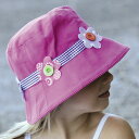 UVカット 帽子（子供用）- キッズ　サンハット - ガールズ バケットハット カラー：ピンクフラワー オーストラリア、アメリカ、ヨーロッパで大人気のUVキッズ サンハット♪ 女の子に人気のキュートな帽子♪ UVカット率最高値UPF50+。 当社の帽子は、素材・密度・重ね縫い等により生地自体にUVカット効果がございますので洗濯による影響はございません。 カラー：ピンクフラワー ヨーロッパの専属デザイナーがデザインしているため、ファッションと機能の両方についてご満足頂けます。 当製品は、オーストラリア、デンマーク、中国、日本企業のグローバルネットワークにより提供されます。 サイズ 50cm／54cm（目安：1〜6歳） お子様のご成長は大変早いため、サイズに迷われた場合は、大きいサイズをお選び下さい。 企画・デザイン オーストラリア（縫製：中国） 検査・認定等 検査機関 ： オーストラリア保健省放射線防護・原子力安全局 認定機関 ： SKIN&CANCER FOUNDATION AUSTRALIA 輸出国 オーストラリア　または　中国（オーストラリア帽子メーカー工場） 素材 コットン ★紫外線 (UV) カット率 ARPANSA（オーストラリア保健省放射線防護・原子力安全局）の定める規格で最高値の UPF50+ このUPF50+ では、紫外線 （UVA および UVB）の 97.5% 以上を カットします。 UPFとは、1992年にオーストラリアで衣類が紫外線を遮断する効果を数値化した基準です。 最高基準が50+です。ニュージーランド・アメリカなどもこの基準を採用しています。 素材・密度・重ね縫い等により生地自体にUVカット効果がございますので洗濯による影響はございません。 ブランド ブランド： Sunglobe （※一部在庫についてはグローバルパートナーブランド） サングローブは、紫外線対策先進国オーストラリアのUV製品を提供するグローバルネットワークのメンバーファーム（アジア地区担当）です。 その製品は、SKIN&CANCER FOUNDATION AUSTRALIAから認定を受けており、欧米を中心に世界中で販売されています。アジア地区でのブランド名はSunglobeになります。 当帽子が生まれたオーストラリアは、紫外線が非常に強い国で、紫外線を原因とする健康被害が世界で最も報告されている国です。そのため、紫外線対策技術が進んでおり、その品質は世界で認められています。 サングローブは、オーストラリアのUV製品を提供するグローバルネットワークのメンバーファームとして同製品のアジアでの販売を行っております。 日本のお客様にもきっとご満足頂けるものと確信しております。