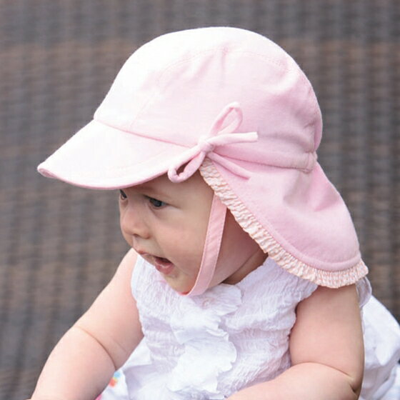 ギフト対応UVカット 帽子（ベビー用）- ベビー サン ハット - ソフト ベイビー レジオネラ カラー：ピンク オーストラリア、アメリカ、ヨーロッパで大人気のUVベビーサンハット♪ 赤ちゃんにやさしい柔らかい肌触り。快適な着用感です。 顎ひも付きなので風にも飛ばされにくくなっています。 UVカット率最高値UPF50+。 カラー：ピンク ヨーロッパの専属デザイナーがデザインしているため、ファッションと機能の両方についてご満足頂けます。 当製品は、オーストラリア、デンマーク、中国、日本企業のグローバルネットワークにより提供されます。 サイズ 41cm（目安：0〜3ヶ月） つばの長さ：約5.5cm、たれ部分の長さ：約9cm 企画・デザイン オーストラリア（縫製：中国） 検査・認定等 検査機関 ： オーストラリア保健省放射線防護・原子力安全局 認定機関 ： SKIN&amp;CANCER FOUNDATION AUSTRALIA 輸出国 中国（オーストラリア帽子メーカー工場）※一部在庫商品についてはオーストラリア 素材 100% コットン ★紫外線 (UV) カット率 ARPANSA（オーストラリア保健省放射線防護・原子力安全局）の定める規格で最高値の UPF50+ このUPF50+ では、紫外線 （UVA および UVB）の 97.5% 以上を カットします。 UPFとは、1992年にオーストラリアで衣類が紫外線を遮断する効果を数値化した基準です。 最高基準が50+です。ニュージーランド・アメリカなどもこの基準を採用しています。 ブランド ブランド： Sunglobe （※一部在庫商品については、Cancer Council Australia） サングローブは、紫外線対策先進国オーストラリアのUV製品を提供するグローバルネットワークのメンバーファーム（アジア地区担当）です。 アジア地区でのブランド名はSunglobeになります。 当帽子が生まれたオーストラリアは、紫外線が非常に強い国で、紫外線を原因とする健康被害が世界で最も報告されている国です。 そのため、紫外線対策技術が進んでおり、その品質は世界で認められています。 サングローブは、オーストラリアのUV製品を提供するグローバルネットワークのメンバーファームとして同製品のアジアでの販売を行っております。 日本のお客様にもきっとご満足頂けるものと確信しております。