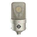 Neumann M 49 V Setリモート可変スタジオ真空管マイクロフォン　M 49 Vは、絹のように暖かく、魔法のように豊かで深い音を持つ大型ダイヤフラム真空管回路マイクロフォンです。　実用的には、1951年にレコーディングや放送スタジオを占領してきました。この革命的なマイクロフォンは、リモートコントロール可能な指向性パターン(無指向性、単一指向性、双指向性)を備えていました。当時、バンドやオーケストラの録音は、数本のマイクロフォンを使って行われ、固定されていることがほとんどでした。一方でリモートコントロール可能なマイクでは、多くの時間を節約し、エンジニアは全く同じマイクでボーカルから楽器まで多くのシチュエーションで作業することができました。ボーカルから楽器まで同じマイクで作業できるのです。最近では、リモートセッティングは副次的な機能になっていますが、その特徴的なサウンドは、他の追随を許しません。今日のプロダクションはデジタルワークフローで定義されていますが、真空管駆動のアナログマイクロフォンの暖かい魔法は、他の追随を許しません。M 49は、70年以上もの間、このジャンルのアイコン的存在であり続けています。多くの理由から、M 49はNeumannのDNAと切り離すことのできない存在なのです。　M 49 Vは納品時のデフォルトで、ハイパスフィルターが30Hzに設定され、指向性パターン切替機能が有効化されています。内部スイッチの設定変更はユーザー様ではなく、Neumannサービスが実施いたします(一部有償です)。特徴・伝説のM 49を細部に改良を加えて復刻・男女の声にマッチする卓越のボーカルマイク・あらゆるタイプの楽器に最適な多用途のマイク・出力トランス付きのクラシカルな真空管回路・リモートスイッチで無段階切替可能な指向性パターン・アーカイブに残されていた記録を基にオリジナルの仕様を再現・新しい指向性パターン切替ユニットで主電源電圧に自動適応・はんだ付けを含め、ドイツでハンドメイド関連タグ：ノイマン スタジオ真空管マイクロフォン仕様詳細・対応動作要件は、本製品メーカーサイト情報をご参照の上、お買い求めください。