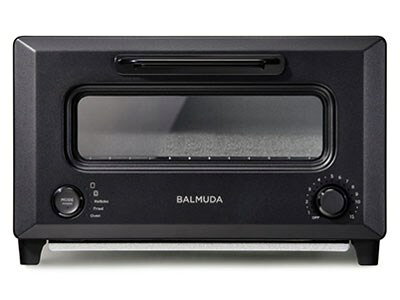 5つの専用モードが、こだわりのおいしさをお届けします。 ボタンを押してモードを選ぶだけ。 特別な焼きあがりのトーストはもちろん、惣菜パンは焦がさずアツアツ、揚げものは油のキレを戻してさっくりと。 バルミューダの新しいトースターReBakerは、1秒ごと1℃単位の温度制御による絶妙な火入れで、できたてのおいしさをお楽しみいただけます。 ボタンひとつで、シンプル・簡単。 忙しい朝や夜ごはん、日曜日のランチまで便利に活躍します。 【トーストモード】と【チーズトーストモード】 焼き加減は、パーフェクト。 鮮やかな香ばしさのトースト。ツヤツヤでトロトロのチーズトースト。 バルミューダのトースター直伝の正確な温度制御で、いつもの朝食を特別おいしく焼きあげます。ピザトーストは「チーズトーストモード」でどうぞ。 【フライドモード】 サクサクッと軽やか、抜群の油のキレ。 冷めた揚げ物は、温度が下がっていると同時に、表面の油が固形化している状態。 電子レンジだとベタついてしまったり、普通のオーブントースターだと焦げてしまったり。 ReBakerのフライドモードなら、上と下、それぞれのヒーターの絶妙な制御によって、固くなっている油を液体にしてキレを戻し、揚げたての食感と香りを復活させます。 そのあと衣を焦がさずに、中身の熱量を最大化。 揚げもの本来の香ばしさと、さっくり感をお楽しみいただけます。 とんかつや、大きめのフライドチキンなど厚みのあるものも得意です。 【リベイクモード】 パリッ、ふんわり。まるで焼きたて。 買ってきた様々な種類のパンを温め直し、驚きのおいしさに仕上げるリベイクモード。 なつかしのソーセージパンも、ホテルのクロワッサンも。まるで魔法のように表面は焦がさずにパリッと、中はふんわりアツアツに。窯から出したばかりの、できたてパンを再現します。 バターロールやあんぱんも絶品。オススメです。 【オーブンモード】 予熱なしで、庫内が240℃に保たれるモードです。 ベシャメルソースが沸き立つマカロニグラタンなど、オーブン料理を作る時も。 お正月のお餅を焼く時も。とっても便利です。 本体寸法／347mm（幅）× 330mm（奥行き）× 216mm（高さ） 庫内寸法／275mm（幅）× 224mm（奥行き）× 178mm（高さ） 製品重量／約3.9kg 電源／AC100V 50Hz/60Hz 定格消費電力／1300W 電源コード長さ／約1m カラー／ブラック（型番 : KTT01JP-BK、JANコード : 4560330112218） 運転モード／1. トーストモード ／ 2. チーズトーストモード ／ 3. リベイクモード ／ 4. フライドモード ／ 5. オーブンモード タイマー／1〜10・15分 パッケージ内容／本体、取扱説明書（保証書付き）、ガイドブック ※本製品は日本国内専用です。海外での使用は保証および修理受付の対象外となりますのでご注意ください。
