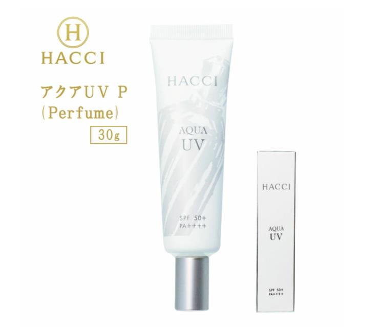 商品名 HACCI ハッチ アクアUV P Perfume 30g 日焼け止め ベースメイク 下地 ミルク 内容量 30g 商品説明 HACCIのベストセラーUVケアの限定パッケージ。 紫外線カット効果とみずみずしさととろけるような感触の快適テクスチャーで肌の潤いを守る日焼け止めミルク＆ 下地です。 SPF50+ PA++++ 特徴 〇紫外線カット効果だけでなく、紫外線ダメージもケアできるスキンケアUVミルク 水相と油相それぞれの相にUVカット成分を入れ込むことで高いUVカット機能を実現。 UVカット成分の配合量を抑えることで肌の負担を少なくしています。 はちみつ保湿成分や、植物エキスで潤いをプラスしながらクリアな印象をもたらす美容成分、 パウダルコ樹皮エキスやノリウツギエキスなどの整肌成分を新配合し、日の光から守ります。 さらに、ビルベリー葉エキス、デラウエア果皮エキス アーチチョーク葉エキスなどの整肌成分の植物エキスが紫外線ダメージをケア 〇ベースメイクの仕上がりをキープするメイク下地としても 肌の凸凹による色ムラを隠し、表情にあわせて伸縮する化粧下地として使えます。 〇ライチやレモン、ベルガット、プラムやブラックカラントといった果実やマグノリア やジャスミンなどの花々が調和したシトラスフローラルの香り SPF50+・PA++++ パラベン・鉱物油・着色料　フリー HACCIとは はちみつの恵みに美容面からアプローチするブランド。 高品質のはちみつをたっぷりと贅沢に使用し、 はちみつがもたらす幸せな気分を世の女性たちに伝えています。 使用方法 化粧水や美容液などで肌を整えた後、適量を手に取り、やさしく顔全体になじませます。 成分 水、エタノール、メトキシケイヒ酸エチルヘキシル、オクトクリレン、ポリシリコーン-15、 BG、t-ブチルメトキシジベンゾイルメタン、ポリシリコーン-14、ハチミツ、加水分解アメリカブドウ果皮エキス、 アーチチョーク葉エキス、タベブイアインペチギノサ樹皮エキス、ノリウツギ果実／花エキス、ビルベリー葉エキス、 ハトムギ種子エキス、マヨラナ葉エキス、ワサビノキ種子エキス、シア脂、シア脂油、水溶性コラーゲン、 ヒアルロン酸Na、グルコース、スクロース、フルクトース、尿素、アラニン、グルタミン酸、アスパラギン酸、 シリカ、グリセリン、ヘキシレングリコール、デキストリン、水酸化Na、ポリソルベート60、イソセテス-25、 イソセテス-10、エチルヘキシルトリアゾン、ジフェニルシロキシフェニルトリメチコン、 （アクリロイルジメチルタウリンアンモニウム／VP）コポリマー、 （アクリレーツ／アクリル酸アルキル（C10-30））クロスポリマー、（ジメチコン／ビニルジメチコン）クロスポリマー、 乳酸メンチル、フェノキシエタノール、香料 使用上の注意 直射日光のあたるところや、極端に高温・低温のところには保管しないでください。 化粧品がお肌に合わない場合には、使用を中止してください。そのまま化粧品類の使用を続けますと、 症状を悪化させることがありますので、皮膚科専門医等にご相談されることをおすすめします。 生産国 日本 用途・商品区分 日焼け止め／下地クリーム 原産国 日本HACCI ハッチ アクアUV P Perfume 30g 日焼け止め ベースメイク 下地 ミルク 紫外線カット効果とみずみずしさととろけるような感触の快適テクスチャーで肌の潤いを守る日焼け止めミルク＆下地です。 水相と油相それぞれの相にUVカット成分を入れ込むことで高いUVカット機能を実現。肌の凸凹による色ムラを隠し、表情にあわせて伸縮する化粧下地として使えます。