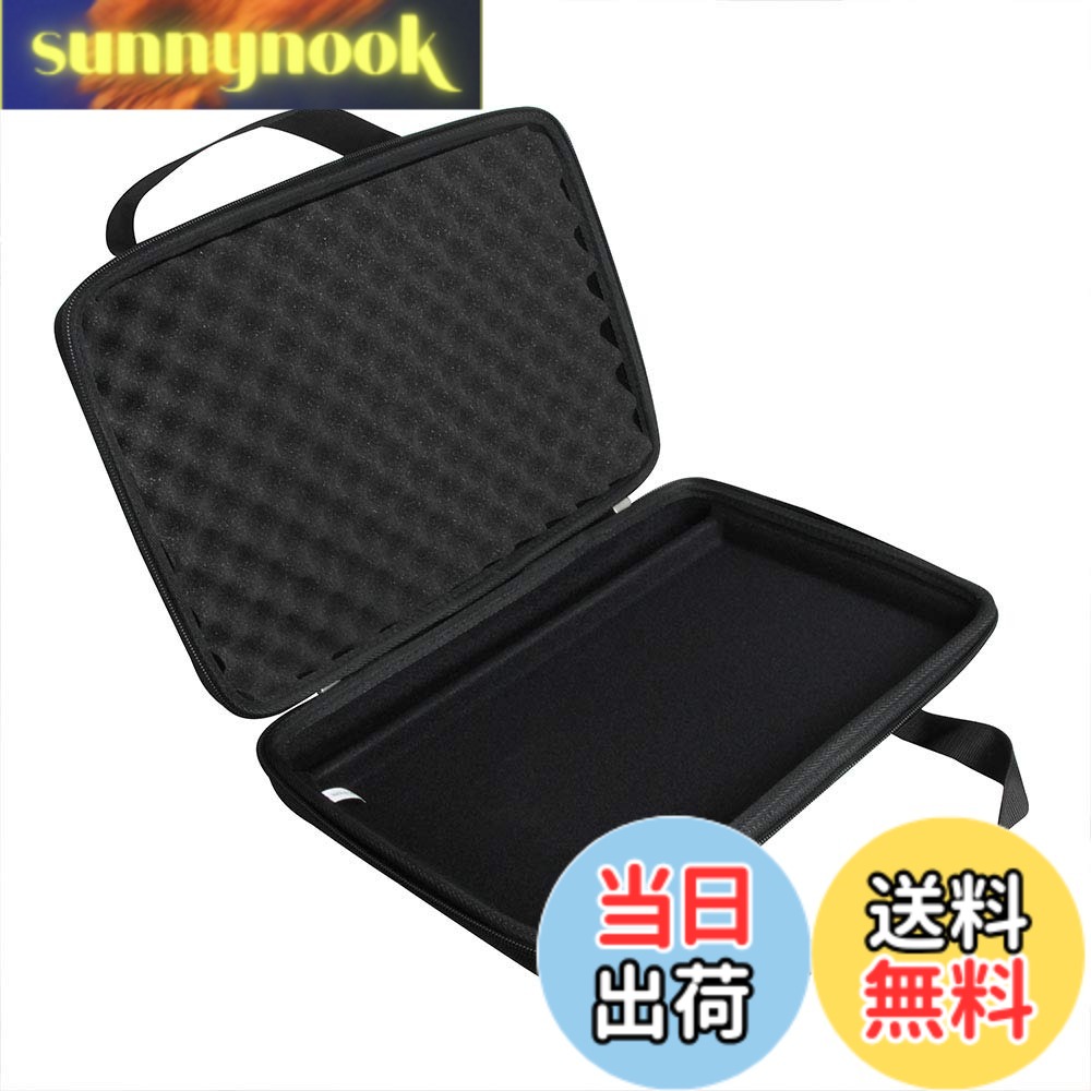 商品情報 商品の説明 Adada 専用収納ケース ?用于 スタンドアローン・MIDIキーボードコントローラー MPK Mini Play 主な仕様 に適用 する スタンドアローン・MIDIキーボードコントローラー MPK Mini Playbr最高品質、耐久性のあるEVA、耐衝撃性、耐衝撃性、耐水性の素材で作られており、バンプ、スクラッチ、スプラッシュから適切に保護します。br内部メッシュポケット付きで、他のアクセサリーを便利に収納できます。br素材：EVA 内寸：34.8*23.7*6.9 cmbr販売はケースのみです（デバイスとアクセサリは別売りです） # 【送料無料】Adada 専用収納ケース ?用于 スタンドアローン・MIDIキーボードコントローラー MPK Mini Play (ブラック) 音楽制作を楽しんでいる皆さん、キーボードコントローラーの持ち運びに不便を感じていませんか？大切な機器が損傷するリスクを抱えつつ、日々の移動に頭を悩ませている方は多いでしょう。私たちの「Adada 専用収納ケース」は、そんな悩みを解消するために設計されています。 このケースを使えば、あなたのMPK Mini Playが衝撃や水からしっかり守られます。内部にはアクセサリー用のメッシュポケットもついているため、使うものがすぐに手に取れます。安心して持ち運びができるので、移動先での音楽制作もスムーズに行えます。 あなたの大切なMIDIキーボードをしっかりと保護しながら、仕事や趣味をさらに充実させるチャンスがここにあります。今すぐ詳細をチェックして、快適な音楽ライフを手に入れましょう！ ## 優れた耐久性と保護機能 「Adada 専用収納ケース」は、最高品質のEVA素材を使用しており、耐衝撃性や耐水性に優れています。この素材は、外部からの衝撃や水分からあなたの機器をしっかりと保護してくれます。例えば、雨の日に急いで移動する必要があったときでも、このケースがあれば心配は無用です。 内部にはパッドが施されているため、万が一の衝撃にも対応できる設計となっています。大切なMPK Mini Playを安全に運搬するためには、これ以上の選択肢はありません。特に、音楽制作をビジネスとして行う方にとっては、このケースの存在が大きな安心材料となるでしょう。 また、サイズも設計されており、34.8cm x 23.7cm x 6.9cmと、さまざまな収納スペースにフィットします。コンパクトながらも必要な機能をすべて兼ね備えた、この収納ケースは、機動性の高い音楽制作をサポートします。 ## 利便性に優れた設計 この収納ケースのもう一つの魅力は、内部のメッシュポケットです。このポケットは、小物やアクセサリーを整理整頓しながら持ち運びできるため、非常に便利です。音楽制作には様々な周辺機器が必要ですが、これらを一つのケースにまとめておくことで、移動時の手間を省くことができます。 ポケットはしっかりとした作りで、アイテムが簡単に落ちることはありません。例えばヘッドフォンやケーブル類を入れておけば、いつでもすぐに取り出せる状態になります。これにより、制作やプレイ時のストレスが軽減され、クリエイティブな環境を整えることができます。 さらに、外観もシンプルでスタイリッシュなデザインのため、ビジネスシーンでも違和感なく使えます。カジュアルなシーンだけでなく、プロフェッショナルな場面にも対応したデザインです。 ## 注意事項と正しい使用方法 「Adada 専用収納ケース」を使う際には、いくつかの注意点があります。まず、ケース自体は耐水性がありますが、完全防水ではありません。激しい雨にさらされると、水が浸入する可能性があるため、極端な状況では別途防水対策を行うことが望ましいです。 また、内部にはクッション材が使用されていますが、重い物を乗せないように注意してください。長時間の圧力によって、クッションが変形してしまう可能性があります。大切な機器が変形してしまっては元も子もありません。 最後に、定期的に内部を清掃することで、ケースを長持ちさせることができます。汚れが付着したまま放置すると、劣化を進めてしまう恐れがあります。使用後は軽く拭くなどして、いつでも清潔に保ちましょう。 ## より良い音楽制作ライフのために 「Adada 専用収納ケース」があれば、音楽制作の楽しさがさらに広がります。お気に入りのMPK Mini Playを安全に運搬し、どんなシチュエーションでもスムーズにパフォーマンスできる環境を整えましょう。移動のストレスが少なくなることで、あなたのクリエイティブなアイデアを存分に発揮できるようになります。 家庭用からビジネスシーンまで、幅広い用途で活躍するこのケースは、多くの方にご満足いただけるアイテムです。新たな音楽制作のパートナーとして、ぜひ手に取ってみてください。 この機会に、あなたの音楽ライフを一層充実させるために、「Adada 専用収納ケース」をお求めください。さまざまなシチュエーションで、あなたのMPK Mini Playを守る頼もしい存在になることでしょう。 ## まとめ - アダダの収納ケースは耐久性と機能性に優れている。 - EVA素材で衝撃や水から機器をしっかり保護。 - 内部メッシュポケットでアクセサリーの収納が簡単。 - 注意点を守って、長持ちさせる工夫が必要。 - 快適な音楽制作環境を整えるために最適なアイテム。