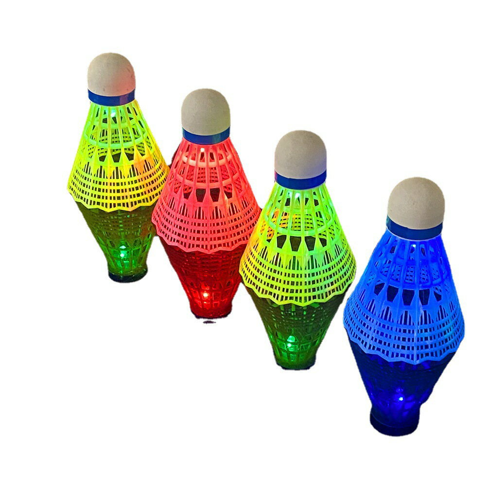 8個入り LED 暗闇で光る バトミントン 夜間訓練 高安定性 家族楽しみ LED色ライトボール娯楽のために野外活動ビーチゲーム LEDバドミントン 光るシャトル