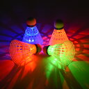8個入り LED 暗闇で光る バトミントン 夜間訓練 高安定性 家族楽しみ LED色ライトボール娯楽のために野外活動ビーチゲーム LEDバドミントン 光るシャトル 2