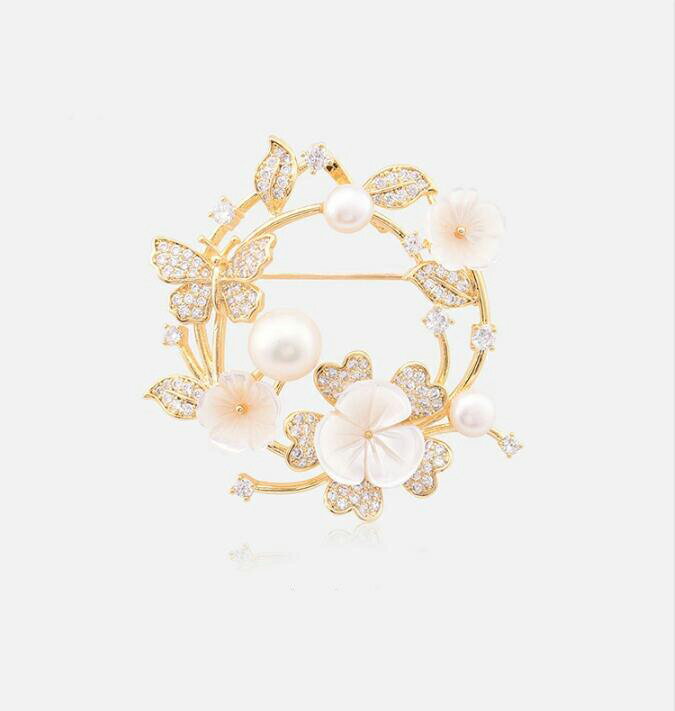 【半額★楽天スーパーSALE】淡水真珠ブローチ 貝殼花のコサージュ 結婚式卒業式入学式のおしゃれ胸飾り花 女性母贈り物 ギフト (ギフトパッケージ付き)