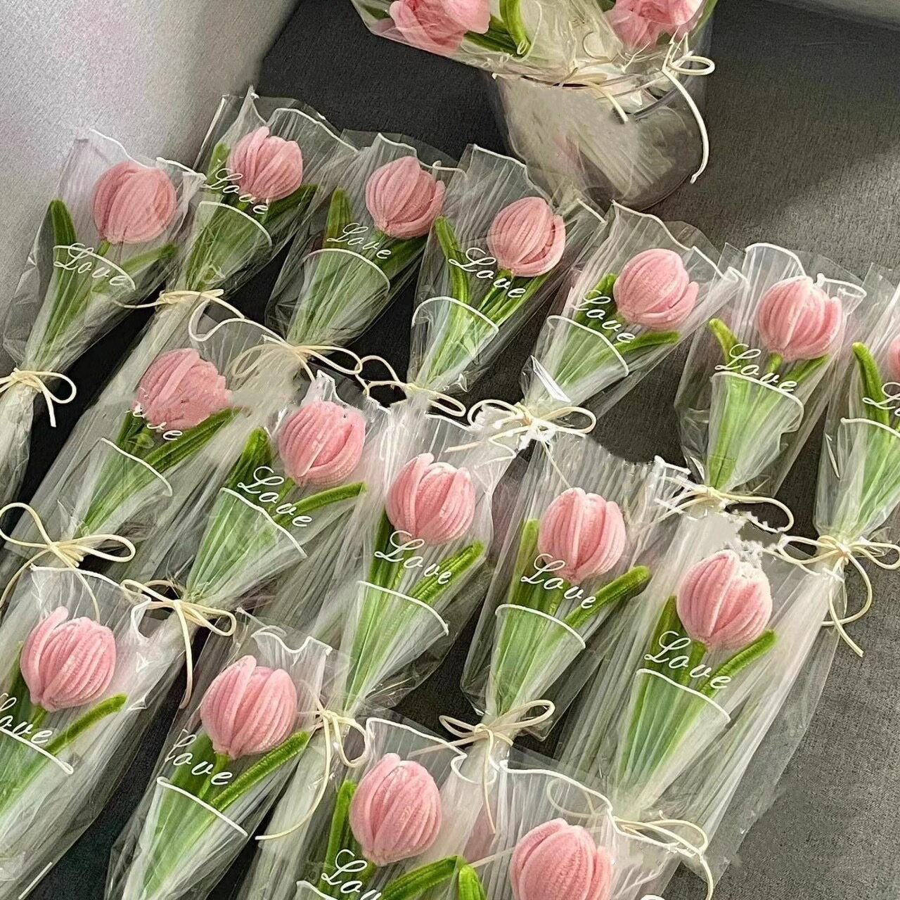Rakuten - 【完成品】 2/4/8本 チューリップ 手芸モール 造花 枯れない花 手芸 モールフラワー モール花束 手作り 母の日 敬老の日 開店祝い 卒業式 女性 プレゼント バレンタインデー ホワイトデー お返し ぬいぐるみ花束 精巧 可愛い 誕生祝 結婚式