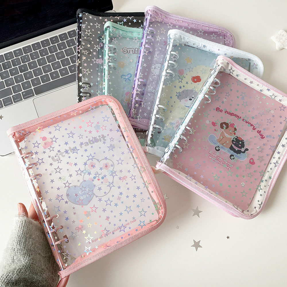 Rakuten - 【リフィル10枚付属】シール帳 バインダー 透明 星 A5 6穴 PVCカバー はがせる シール収納 女の子 かわいい おしゃれ 大きめ ジッパー手帳 チャック 手帳 シール台紙 シールバインダー コンパクト 手帳型 トレカ収納 推し 推し活グッズ ファスナー付き 6色 仕切り板1枚付き