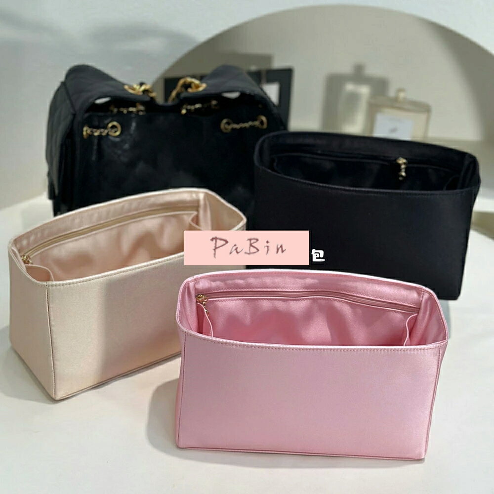 ブランド：PaBinご注意：この商品はChanel対応の互換商品です。バッグはただの参照物で、非売品です。 ゴチャゴチャしているバッグの中がすっきりと片付きます。内容物が一目瞭然で、取り出し易く使いやすい鞄になります。 手帳、貴重品、スマホ、長財布、iPadやkindle、化粧品、鍵、紙幣やカードなど、小物を種類別で定位置に収められます。 型崩れ防止。自立している分、様々なカバンに適しています。カバンの中に置いた時はバッグのへたる形も安定します。 ランドのバッグに対応して専用のバッグインバッグ！普段買っている共通のカバンに対して、サイズが合わないなどの気まずさを避けました。ご注意事項 1.当店では、ブランドバッグ用のバッグインバッグ、ショルダーストラップ、バッグ改造用パーツなどのみを販売しております。商品ページの画像に掲載されているバッグは、お客様の参考用として展示しているものであり、販売品ではございません。ご購入前にご注意ください。誤解による返品の場合、返品費用はお客様のご負担となります。 2.当店が販売する「バッグインバッグ」「ショルダーストラップ」「バッグ改造用パーツ」などの商品は、お客様のバッグを整理・カスタマイズするためのものです。使用や改造によりバッグが損傷したり、機能が失われたりする場合、当店は一切の責任を負いかねます。 3.商品画像は、ご使用のモニタ端末などにより、色合いや質感などが実際の商品と多少異なって見える場合がございます。 4.ご注文およびお支払いのタイミングにより、まれに在庫欠品となる場合がございます。欠品の場合は、ご注文をキャンセルさせていただきますので、何卒ご了承ください。複数ご購入いただいた場合、発送方法が変更される可能性がございます。 5.住所が不備の場合、商品をお届けできません。送付先不明で商品が返送された場合や再配送時の費用は、お客様のご負担となります。 【注意事項】 Click here ・当店は、中国を本店とする海外ショップです。 ・当店のカード決済代行会社はRakuten Commerce LLCです。 ・当店でご購入された商品は、原則として、「個人輸入」としての取り扱いになり、中国からお客様のもとへ直送されます。 ・当店は中国に所在する事業者であるためお客様の注文情報は当店が所在する中国へ提供いたします。注文情報の提供について同意いただいた上でご注文ください。 ●中国の個人情報保護法制等について確認する場合は、こちらのページ「 https://corp.rakuten.co.jp/privacy/data-transfers.html 」をご参照ください。 ・国外から配送される商品は、通関時に関税・輸入消費税が課税される可能性があります。 ・個人輸入される商品は、全てご注文者自身の「個人使用・個人消費（日本に居住する者に寄贈される物で、当該寄贈を受ける者の個人的な使用に供される場合を含みます。）」が前提となります。第三者への譲渡・転売が法令で禁止されるもの（医薬品、医薬部外品、化粧品等を含みますが、これに限られません。）もございますのでご注意下さい。 ・一部商品は国内の提携先倉庫から配送されます。 ・国内配送の商品は国内でのお買い物と同じく消費税が発生いたします。関税はかかりません。 ・国内配送の商品は他の商品と同梱不可になります。 ・商品お届けまでに、海外からの配送は7~9日程度、国内配送の場合は3~5日程度かかります。
