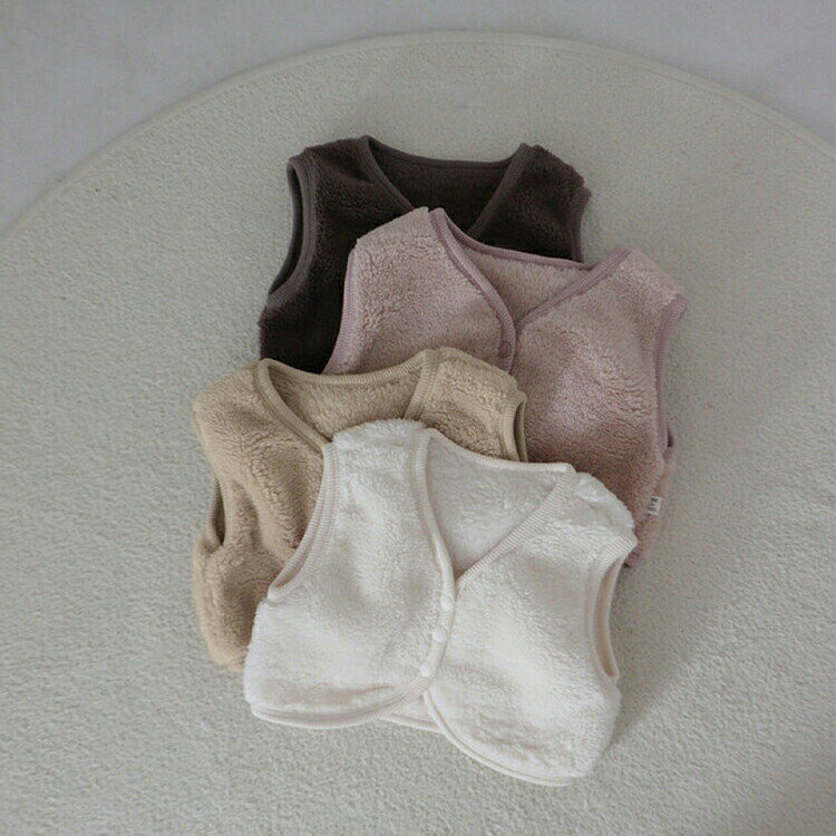 ■ 商品名シンプルでオシャレな、可愛らしいデザインのベビー用のボア ベスト■ 素材ポリエステル■ 生産国中国■ サイズ73：参考身長66-7380：参考身長73-8090：参考身長80-90100：参考身長90-100■ セット内容ベスト■ 注意PC環境・光の具合により、色や素材のイメージが写真と若干異なる場合がございます。モデル・写真に使用されているアクセサリー・小物は別途記載が無い限り付属いたしません。商品に不良があった場合は、商品到着から5日以内にご連絡いただければご返金・交換対応させて頂きます。商品のサイズは、全て平置きにて外寸を測定しております。商品によっては若干の誤差が発生してしまう場合がございます。該当商品は他店と在庫共有です。タイミングにより、在庫ズレが生じる場合がございます。予めごください。