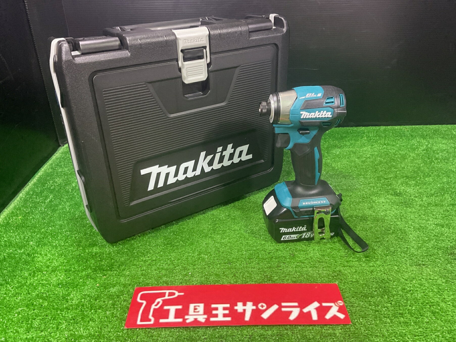 商品名 メーカー名：マキタ(Makita) 機種名：充電式インパクトドライバ 型式：TD173DRGX 付属品：バッテリー2個、充電器、ケース、取扱説明書 商品状態 始動状態：確認済 動作状態：問題なし 外観状態：未使用品 付属品 あり ※写真に掲載されているものが全てとなります。 配送・引き渡し方法 佐川急便のみ 注意事項 本商品は現状販売となります。 記載内容以外の不具合が発生する可能性があります。 商品の状態は写真および説明文をご確認のうえ、ご購入ください。 新古品、未使用品の特性をご理解いただける方のみご購入をお願いいたします。 ノークレーム・ノーリターンでお願いいたします。【重要】下記事項をご確認の上、購入してください。 ◆当店はリユースショップなので、基本現状販売品です。商品性質を十分にご理解ください。 ◆購入した時点で商品説明等をご理解いただけたものと判断させていただきます。 ◆原則ノークレームノーリターンでお願いいたします。 ◆弊社店頭でも販売を行っておりますので、購入者がいない場合は出品を取り消す可能性がございます。 ◆配達業者は佐川急便になります。（1～2日営業日以内に発送）