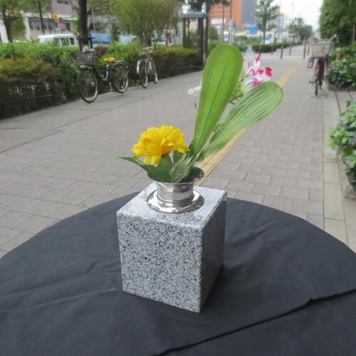 墓前用 石の花立 はなたて お墓やペット墓にも ステンレス花筒付き 御影石 1個 4.4kg 送料込み！ 墓地 お庭 供養場所などどこにでも置くだけで使用できます。 工事・接着・加工など一切不要 到着したらすぐに使えます 高級丸面取り加工仕上げです 御影石の花立 ステンレスの花筒は着脱可能でお掃除がかんたん。 お地蔵様や観音様 仏像への供花を備える花立てとして便利です。 朽ちた花立ての代わりに設置するだけですぐに使えます。 12cm*12cm*13cm 重さは約4.4kg 中国産 G614 御影石 ステンレス花筒の直径48mm ツバ下12cm 御影石とはマグマが地下深い所でゆっくり冷えて固まった深成岩で花崗岩に分類され風化しないといわれています。 ※送料無料（沖縄県 離島 島しょ地域は追加送料を頂きます）中国産 G614 御影石 ステンレス花筒の直径48mm ツバ下12cm 穴は貫通 置くだけですぐに使えます ステンレス花筒は着脱が容易で洗浄 水替えが簡単です。 G614は、「じーろくいちよん」と読み、福建省で14番目に製品化された石、という意味の名称です。福建省産の石材として、日本で使用されている石材の中では、G623、G688と並んで、代表的な石種です。中国からの輸入墓石としては歴史が古く、大量に輸入されており、安価な石材です。 白御影石の中では、目が細かい方で、墓石としては最もポピュラーな石材です。 黒玉が多く、白系小目の石では最も安価な石材です。和型墓石に使用されることが多い、お墓らしい石目の石材です。青系と白系があります。分類は、火成岩・花崗岩・白系小目御影石、黒い部分は黒雲母、磁鉄鋼、角閃石です。透明部分は石英、白い部分は斜長石、グレー部分はカリ長石です。墓石用として現在使われている白系小目御影石の中では、もっともポピュラーな石材です。