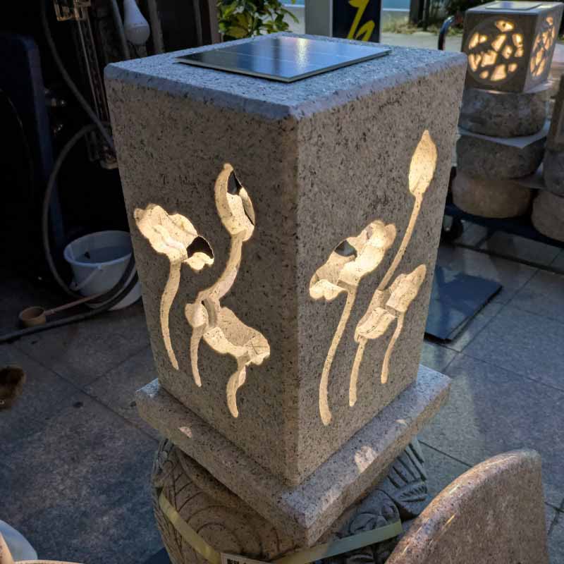 乐天商城 - 天然御影石 ランタン 灯籠 屋外 防水 ソーラーライト 25x25x45cm 太陽光 LED自動点灯 光る 玄関 庭 門扉 灯篭 灯籠 蟷螂 10時間