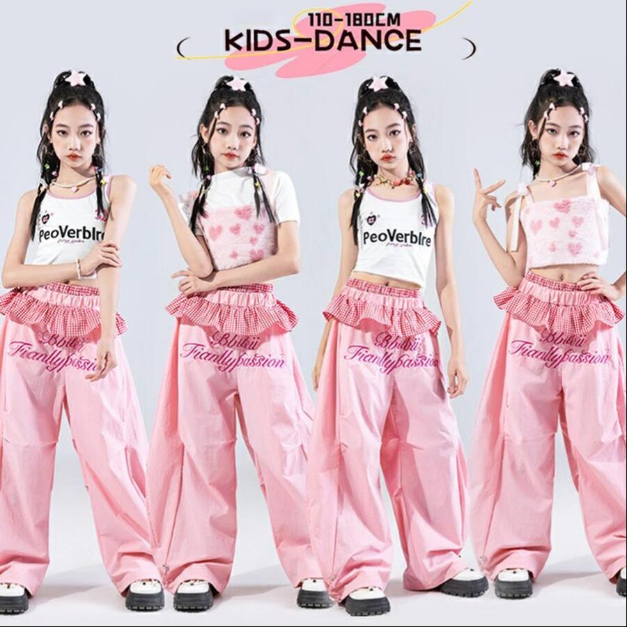 商品詳細 ポイント ガールズダンス衣装セットアップが登場！ 可愛いピンクのチェックフリルトップスとワイドパンツで、甘さとクールさを兼ね備えたデザイン。 K-POPアイドル風のステージ映えするシルエットで、カバーダンス、発表会、コンテスト、学園祭、撮影会、イベント出演など様々なシーンで活躍します。 動きやすいゆったりシルエットと柔らかい生地で、長時間の着用でも快適 商品内容 セットor単品 素材 ポリエステル カラー 写真通り サイズ 具体的なサイズは写真をご覧ください。 サイズは平置きの状態で計測しています。 測る箇所により、若干の誤差が生じる場合もございます。ご了承下さいませ。 注意 モデル着用画像は撮影環境により実物の色と異なって見える場合がございます。 ご覧の端末のモニター設定によっては実物の色味と異なって見える場合がございます。 キーワード検索 韓国子供服 女の子 ダンス衣装 上下セット カバーダンス K-POP 発表会 ヒップホップ キッズ ジュニア ステージ衣装 韓国風 ガールズ トップス パンツ チェック ピンク HIPHOP ダンス練習服 イベント衣装 撮影会 学園祭 コンテスト 110cm 120cm 130cm 140cm 150cm 160cm