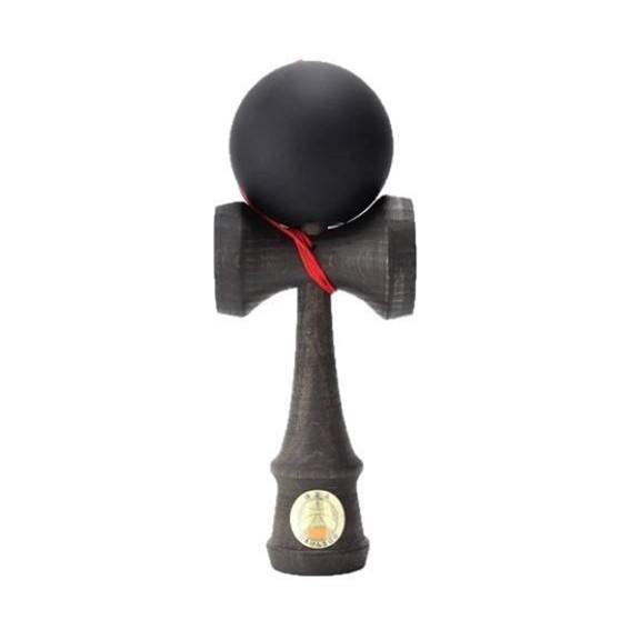 日本けん玉協会 　認定品 （けん玉大会・けん玉検定で使用可能です。） 山形県のけん玉職人が作るこだわりの国産品です。塗装をリニューアルした上級者向けモデルです。塗装が強く、投げ技にも長く対応できます。特殊な質感を持つ塗装で、けんと皿胴もブラックに仕上げてみました。 生産国:日本 木材:ブナ、サクラ サイズ:全長18cm 付属品:取扱説明書、替え糸
