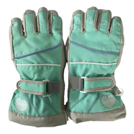 ●素材:【甲側】ポリエステル100% 【掌側】合成皮革 【裏地】ポリエステル100%【実寸サイズ】●KSSサイズ詳細:【手囲い】14cm 【年齢】3〜4歳 【身長】90〜100cm●KSサイズ詳細:【手囲い】15cm 【年齢】4〜5歳 【身長】100〜110cm●KMサイズ詳細:【手囲い】16cm 【年齢】5〜6歳 【身長】110〜120cm●中国製●蓄熱裏地×着脱しやすいファスナー付き×手首アジャスターベルト付き×3D立体構造●メーカーカラー表記:サックスグリーン【商品の購入にあたっての注意事項】※弊社独自の採寸・計量方法により計測を行っておりますため、多少の誤差が生じる場合がございます。※一部商品において弊社カラー表記がメーカーカラー表記と異なる場合がございます。※ブラウザやお使いのモニター環境により、掲載画像と実際の商品の色味が若干異なる場合があります。※掲載の価格・製品のパッケージ・デザイン・仕様について、予告なく変更することがあります。あらかじめご了承ください。スナッピー SNAPPY ヴィクトリア ビクトリア サーフ＆スノー Victoria Surf&Snow スキー スノーボード ウインターグローブ ウィンターグローブ 五指グローブ 五本指グローブ Junior ジュニア じゅにあ 子供 アウトドア ウィンター スポーツ スノボー SKI SNOWBOARD スキー用品 スノーボード用品 小物 グローブ キッズ きっず kids