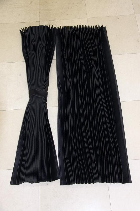 日本製 大型中型トラック用カーテン 仮眠カーテン 巾240cm×丈65cm 2枚入り プリーツ 黒 一級遮光、遮光率99.99%、2トン車にも最適です